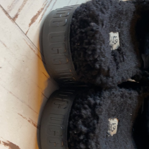 Ugg slippers size 10 - Picture 3 of 4